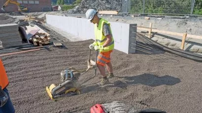 Marius Vårdal Alvheim komprimerer Leca under det som skal bli byggevarehus i Mjøndalen.