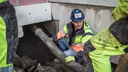 Nils Kristian Naug setter pris på hvor lett Leca lettklinker er å håndtere.