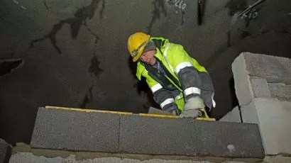 Notodden Flis og Mur har fire murere i arbeid inne i tunnelen.