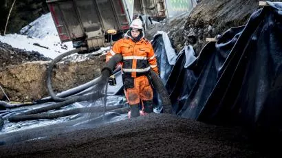           På grunn av forholdene på anlegget er 4000 kubikkmeter Leca blåst i fyllingene i stedet for å bli lagt ut med gravemaskin
