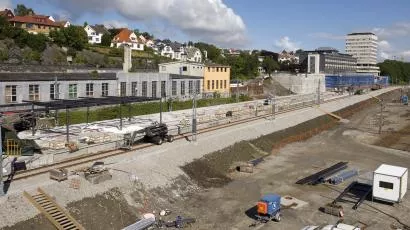 På grunn av setninger er det benyttet Leca Lettklinker under perrongen på Paradis stasjon
