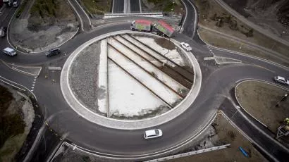 På to rundkjøringer som er bygget på toppen av to kulverter skal det være to store plantefelt.