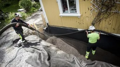 På under en halvtime var over 35 kubikkmeter Leca lettklinker blåst på plass