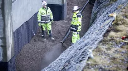 Rune Tollefsen fra Marthinsen & Duvholt AS blåser løs Leca på plass