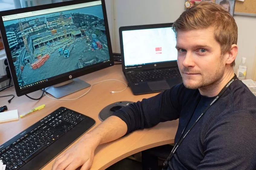 Skjermen til Martin Fredheim viser oversikt over Oslo K, med front mot torget Smeltedigelen.