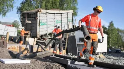 Slangen som skal blåse Leca-kuler utover taket på den nye idretthallen gjøres klar