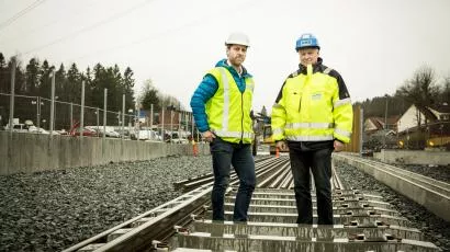 Tom Atle Pettersen i Leca og Jan Harangen i HAB Construction i det uferdige sporet på Gjettum stasjon på Kolsåsbanen.