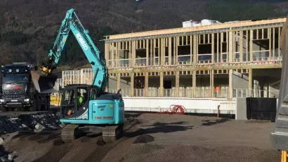 Tveit Maskin AS legger ut en meter med Leca lettklinker før området komprimeres