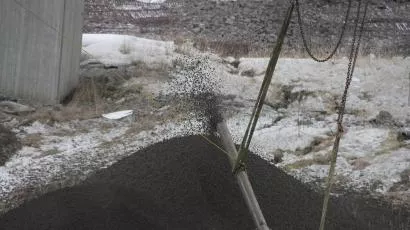 Via en slange på opptil 70 meter ble Leca'en blåst inn under broen