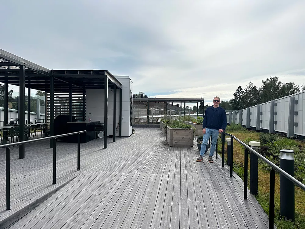 Jaran Wood fra Leca er godt fornøyd med resultatet. Kombinasjon av Leca® Lettklinker og biokull i jordblandingen, får planter og blomster optimale vekstforhold slik at hagen blir en frodig oase til glede for beboerne og besøkende. 