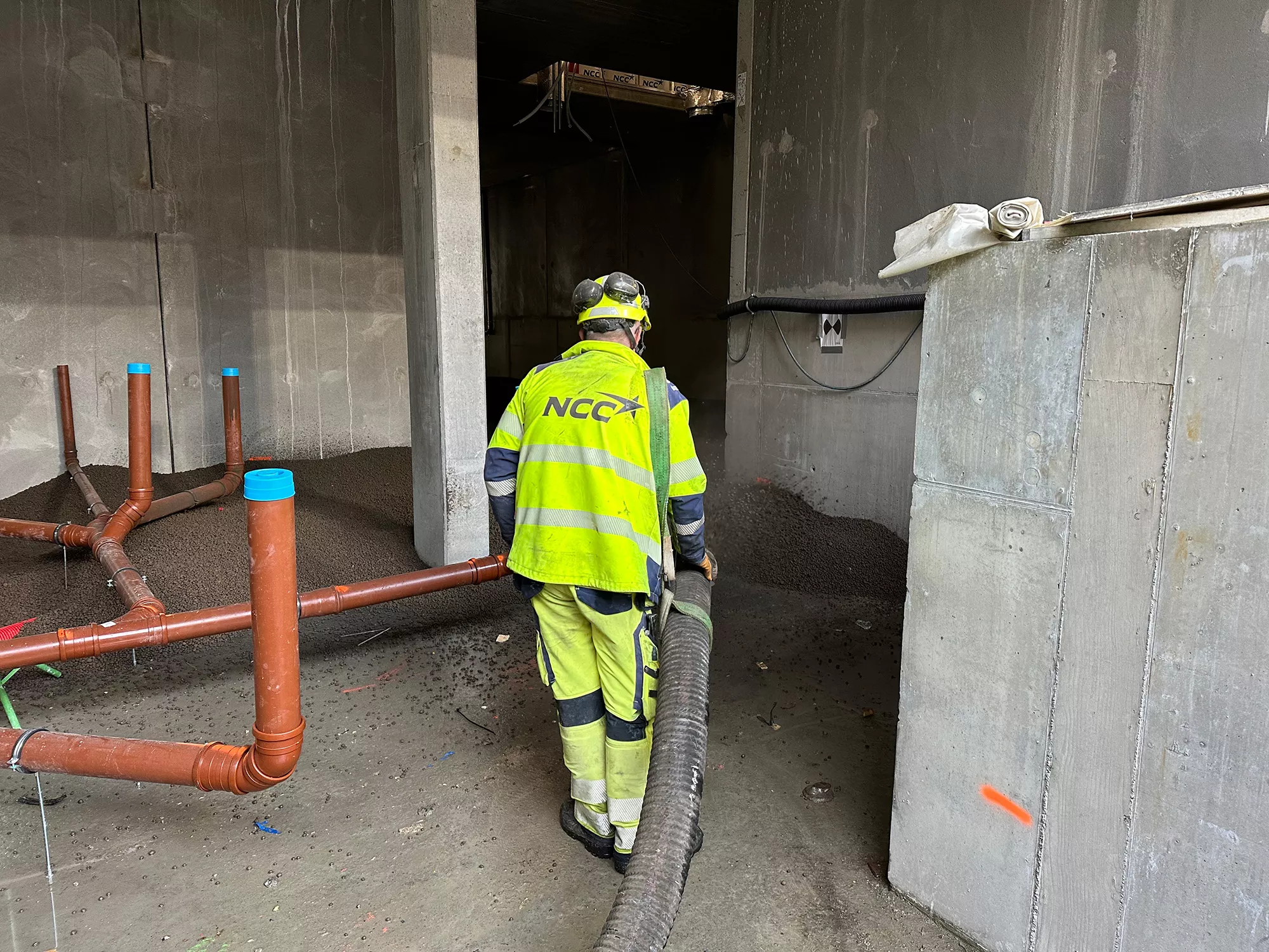 Her blåses Leca® Lettklinker rundt rørinstallasjoner ved Vulkan studenthus i Oslo. Dette bidrar til rask og effektiv isolering, samtidig som det gir stabilitet og bæreevne for bygget.