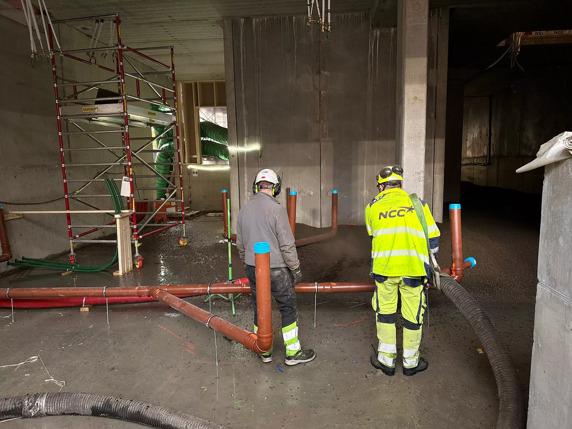 Blåsing av lettklinker reduserer behovet for tunge maskiner og gir mer fleksibilitet i byggeprosessen.