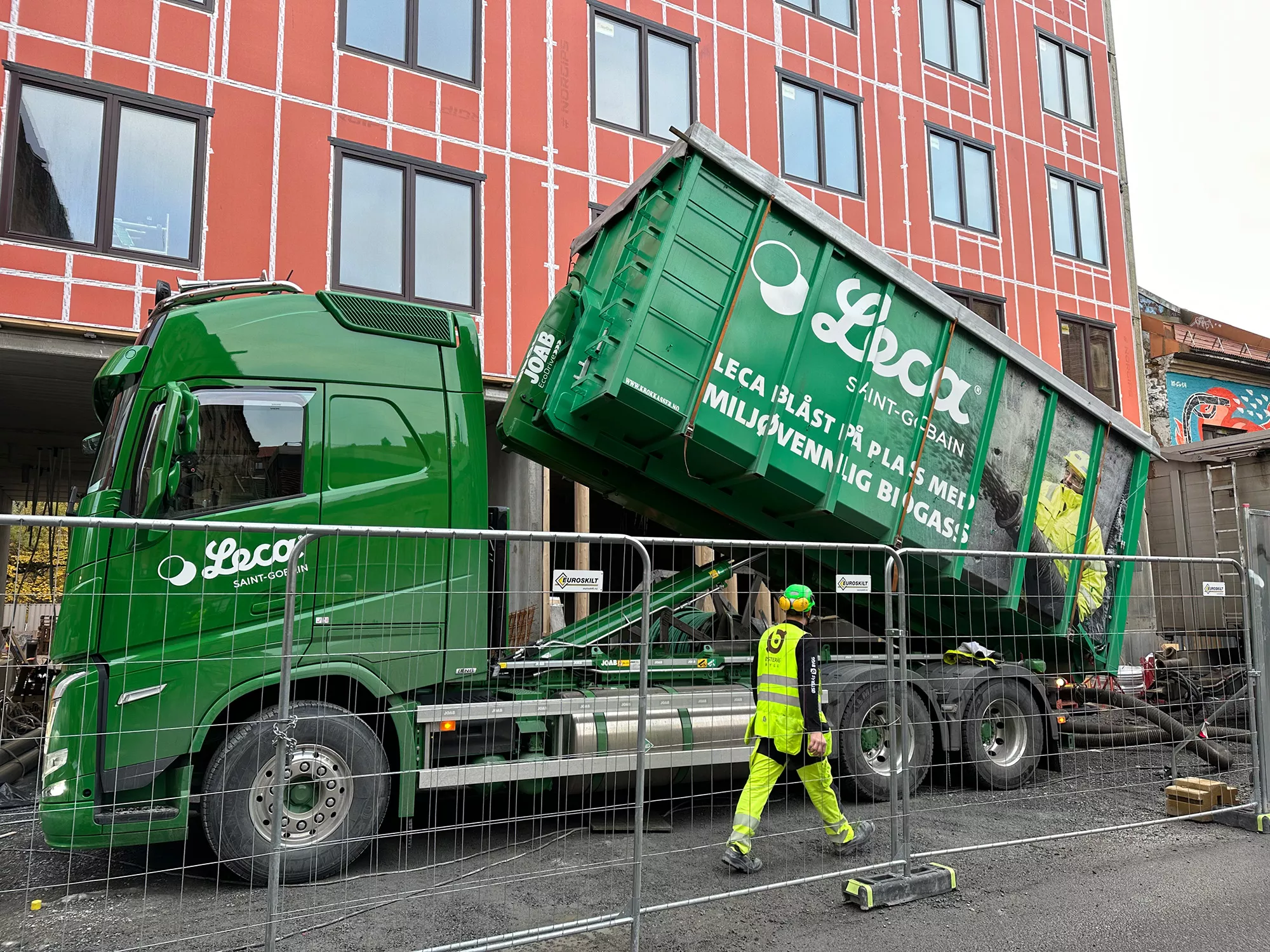 Her blåses Leca® Lettklinker på plass med miljøvennlig biogass, noe som reduserer både CO2-utslipp og behov for arbeidskraft, samtidig som installasjonen går raskt og effektivt.