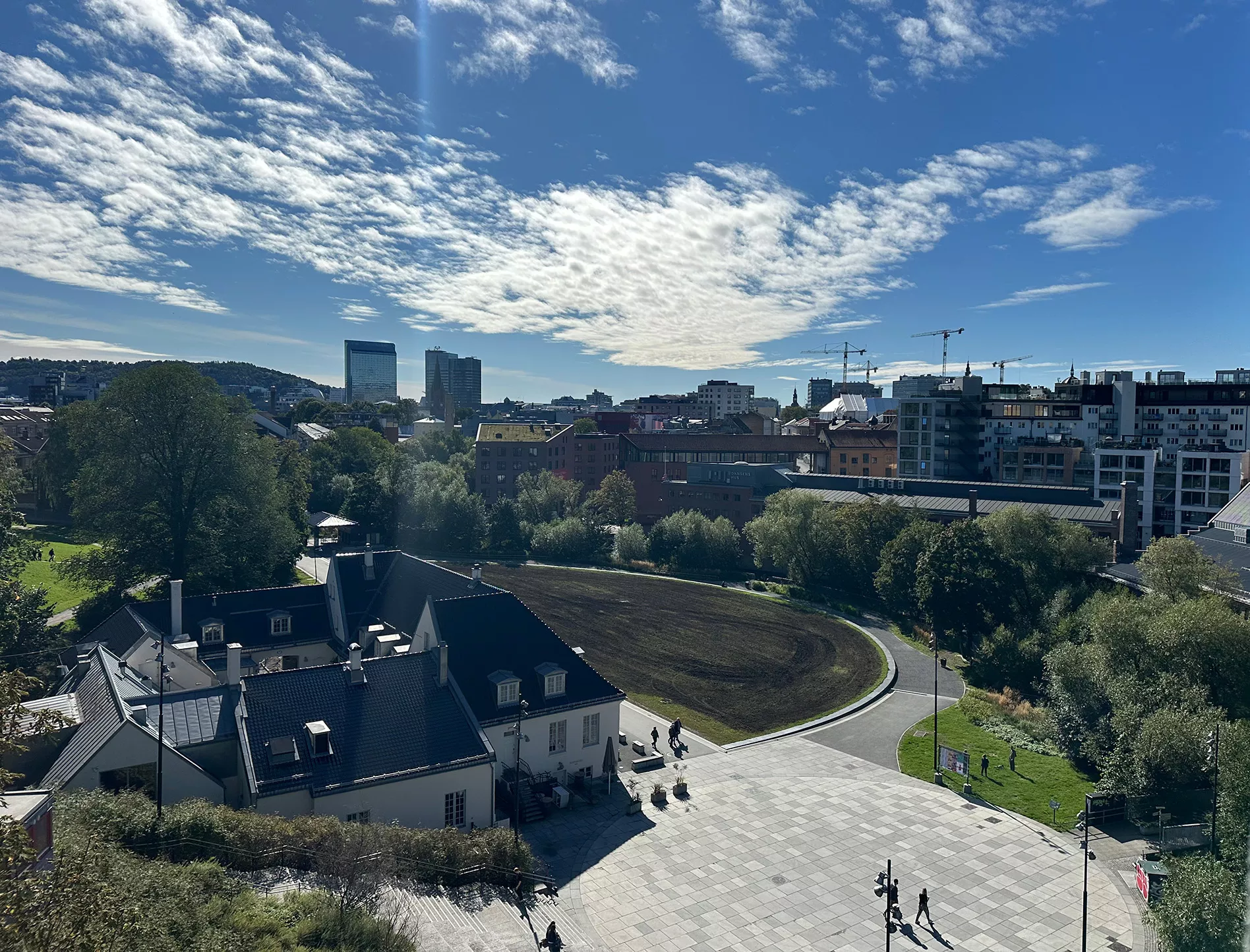 Utsikt over det livlige Vulkan-området i Oslo, hvor moderne byutvikling møter grønne rekreasjonsområder. 