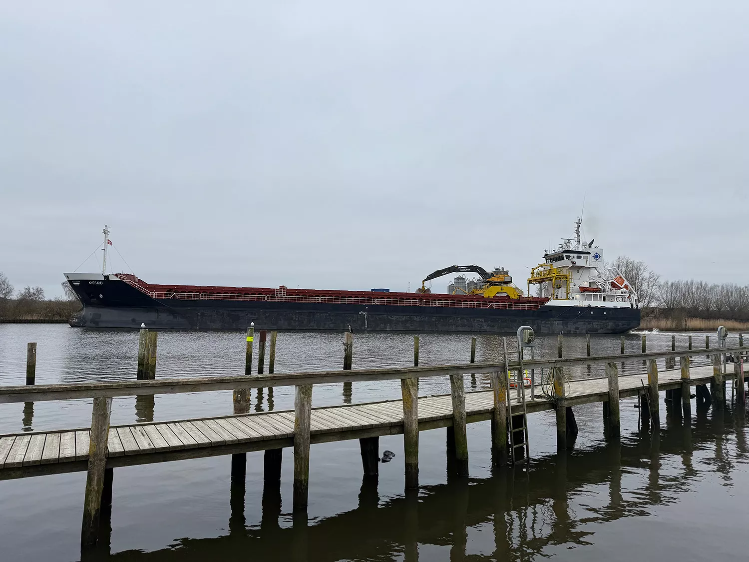 MV KVITSAND, på vei til Stjørdal med 8000 m³ Leca® Lettklinker. Båttransport er en viktig del av vår logistikkstrategi – det gir høy kapasitet, reduserer veitransport og dermed klimagassutslippene.