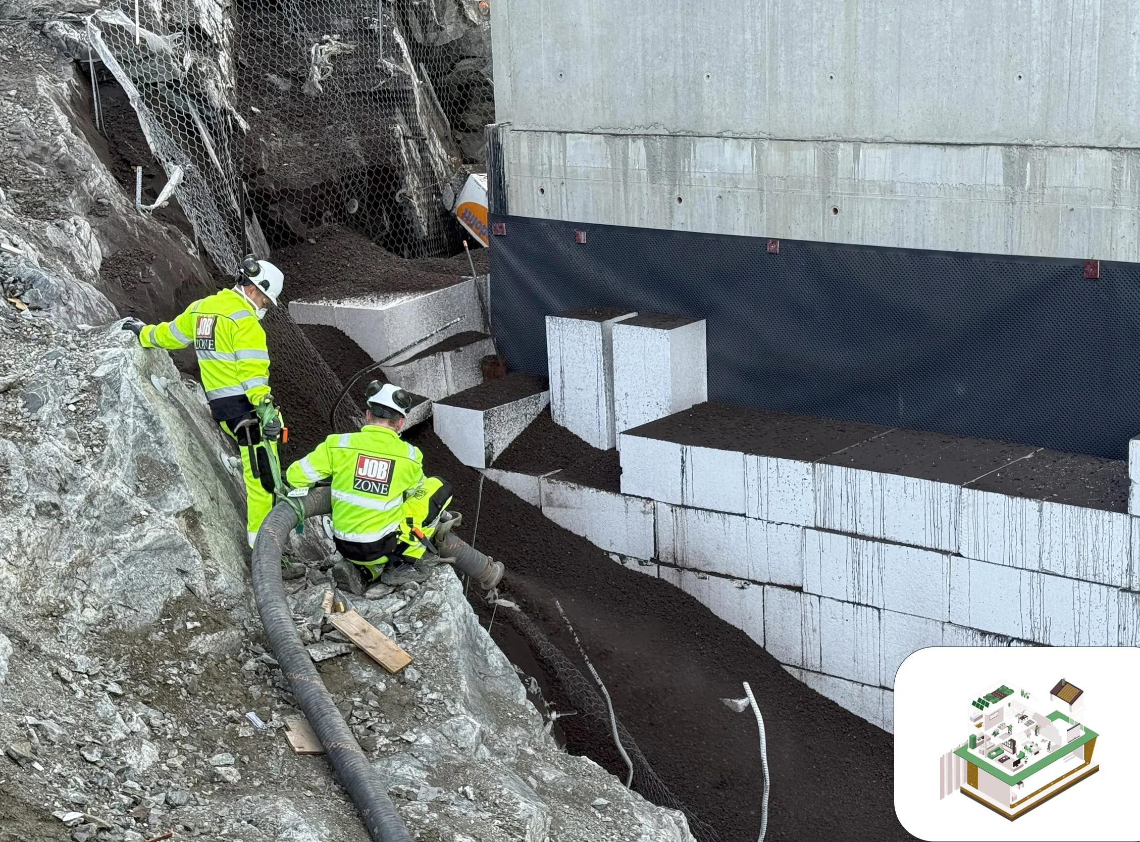 Arbeidere blåser inn Leca lettklinker bak EPS-blokker ved en betongvegg i skrånende terreng.