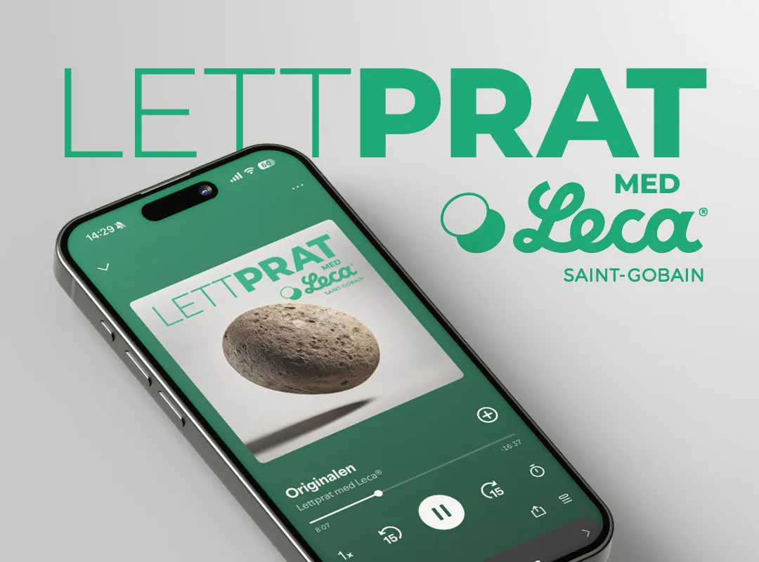Mobiltelefon som spiller av podkasten «LettPrat med Leca» med Leca-logo og podkastens tittel i bakgrunnen.