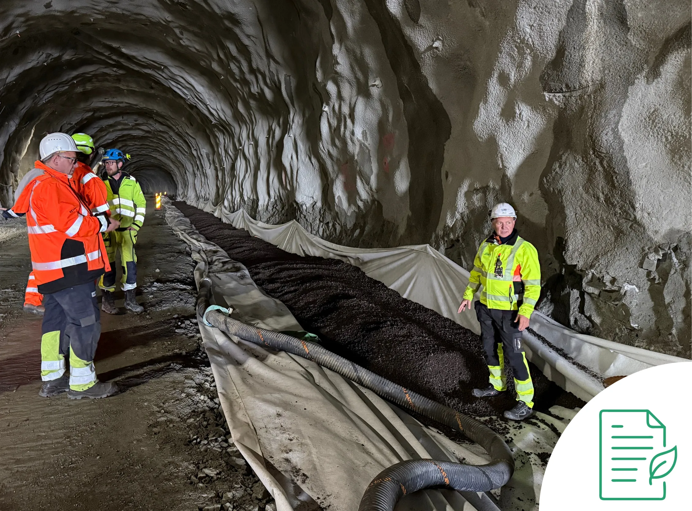 Arbeidere legger Leca Lettklinker i tunnel for lett fylling og isolasjon i infrastrukturprosjekt. 