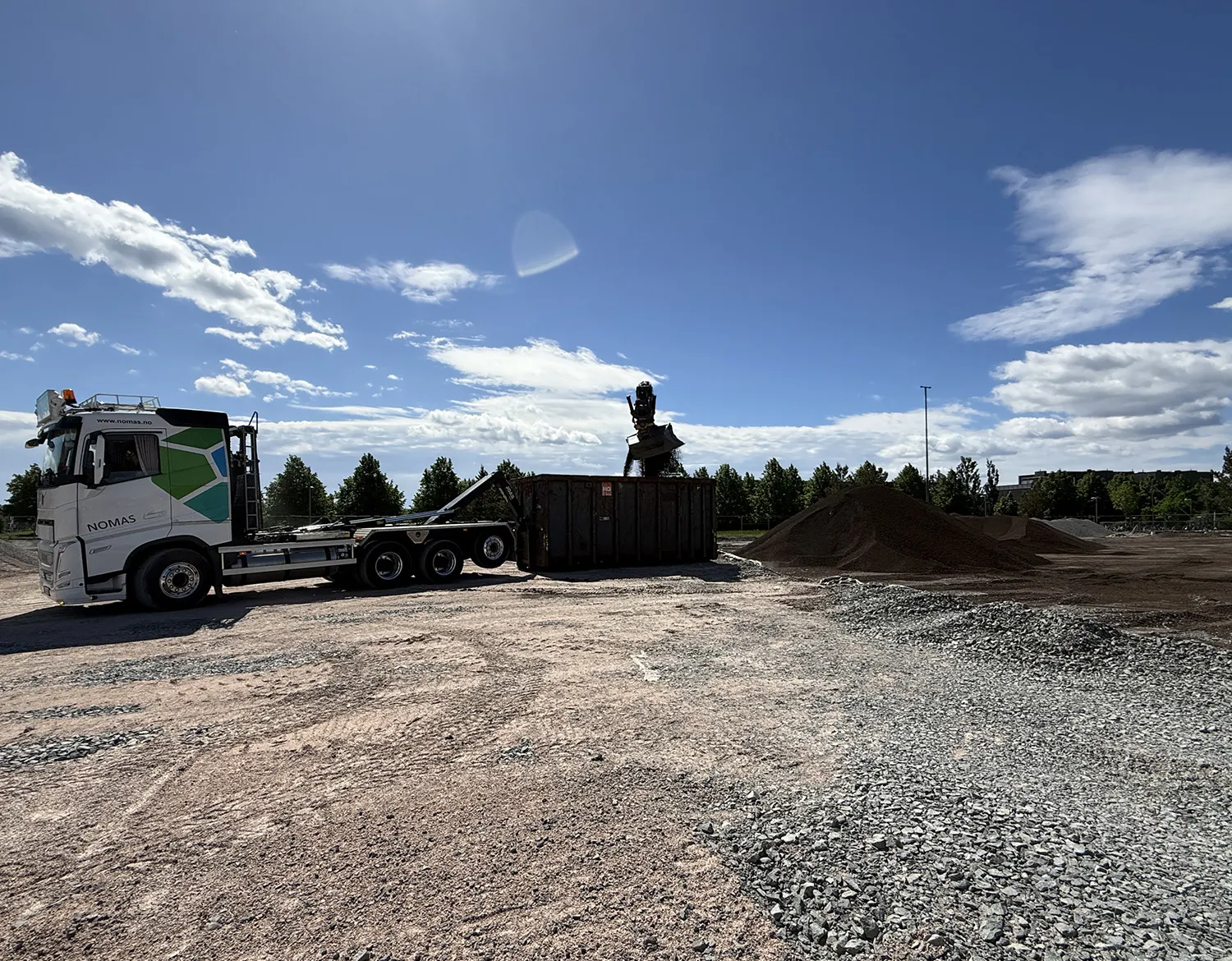 Lastebil fylles med sorterte masser på anleggsområde på Fornebu.