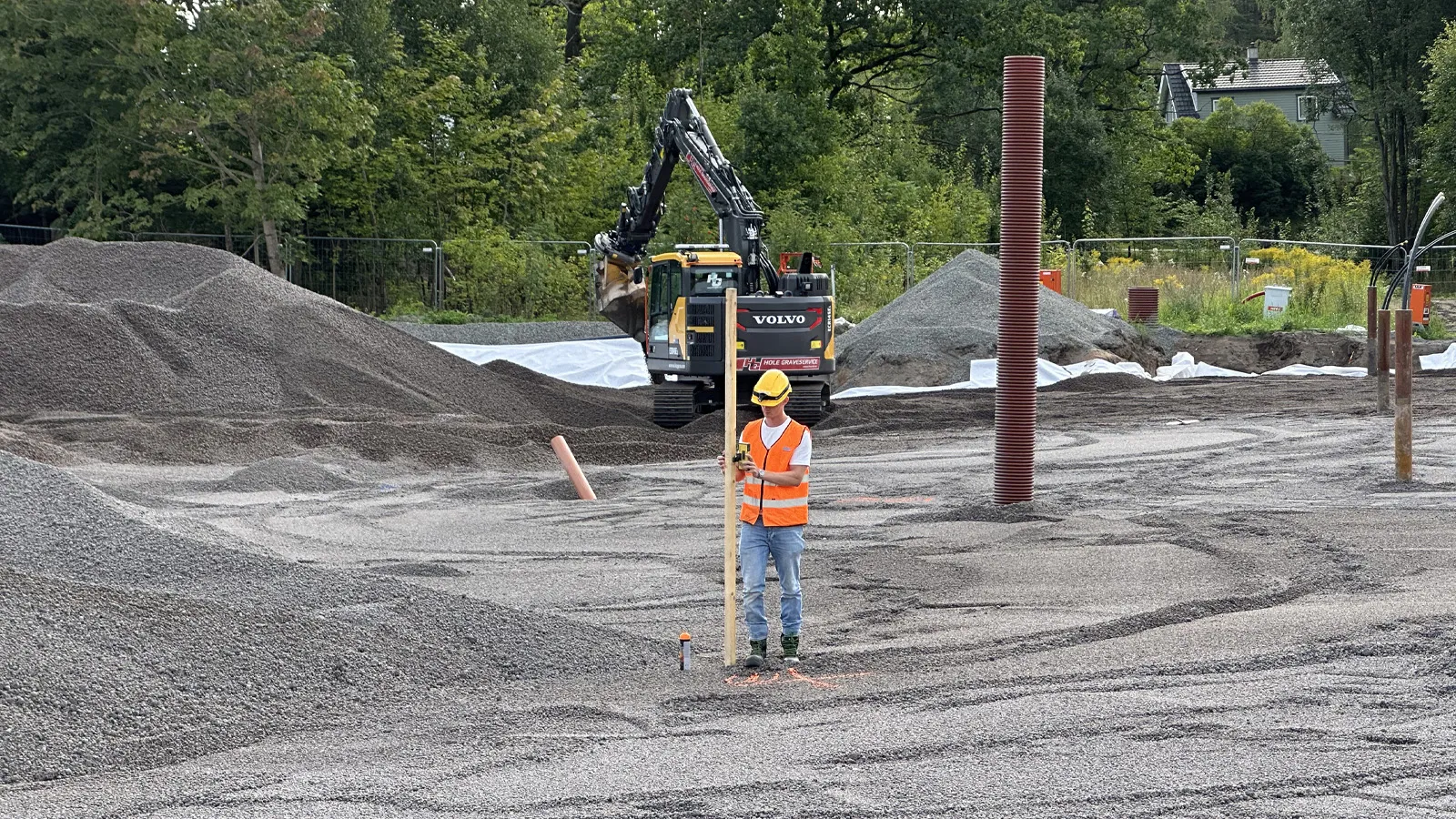 Byggearbeider går på utlagt og ukomprimert Leca Lettklinker på Tofte brannstasjon