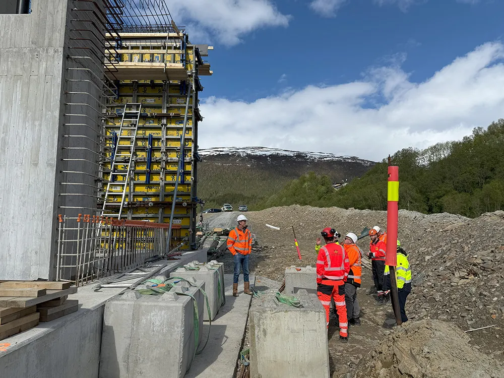 ersonell fra Leca og samarbeidspartnere utfører inspeksjon og målinger ved støpearbeid og forskaling for brokar ved Ramfjorden