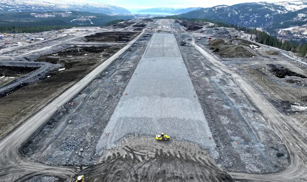 Dronefoto som viser anleggsområdet og den fremvoksende rullebanen på den nye flyplassen i Mo i Rana.