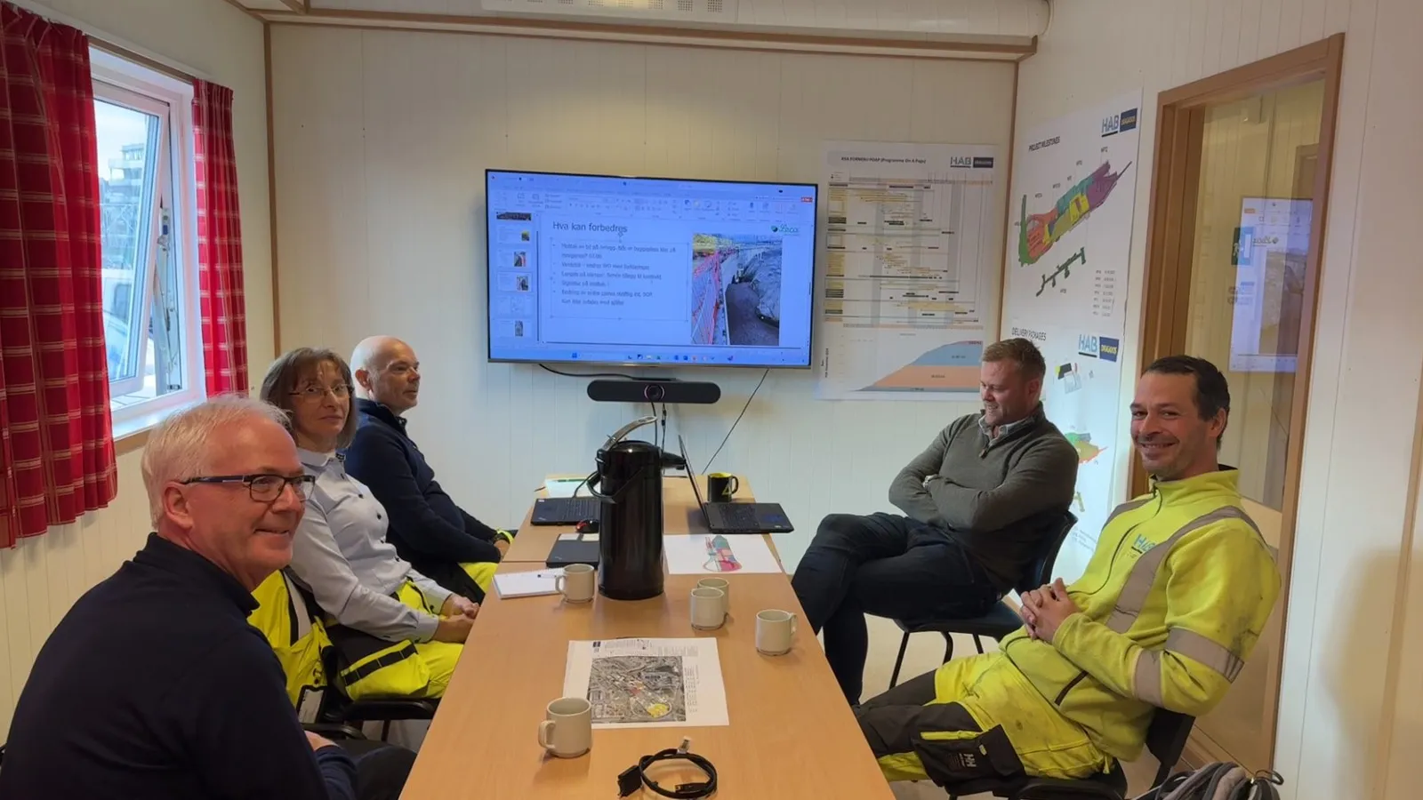 Leca-teamet og HAB-Dragados Thomas Falck Andersen og Christian Hauge i møte på Fornebu stasjon for å evaluere fremdrift og samarbeid.