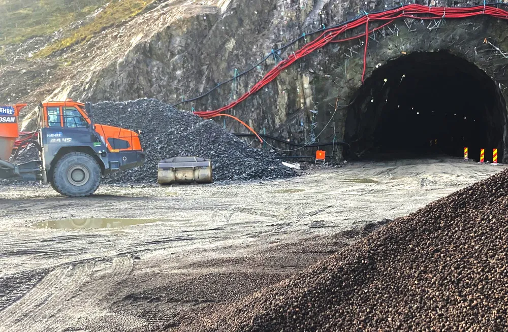 Hæhre-maskin parkert foran Brattfjelltunnelen på Hålogalandsveien. Foran ligger Leca Lettklinker og steinmasser klare for utlegging ved tunnelpåhugget.