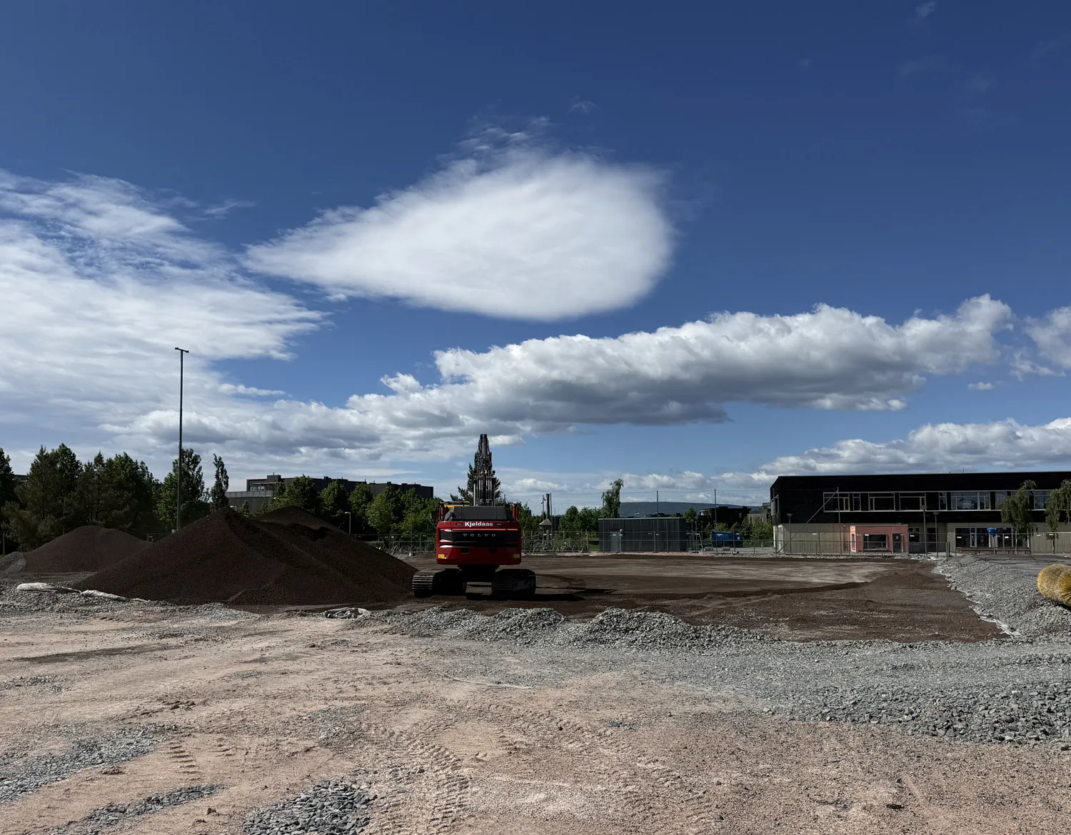 Anleggsområde på Fornebu med gravemaskin og hauger av gjenbrukt Leca® Lettklinker.