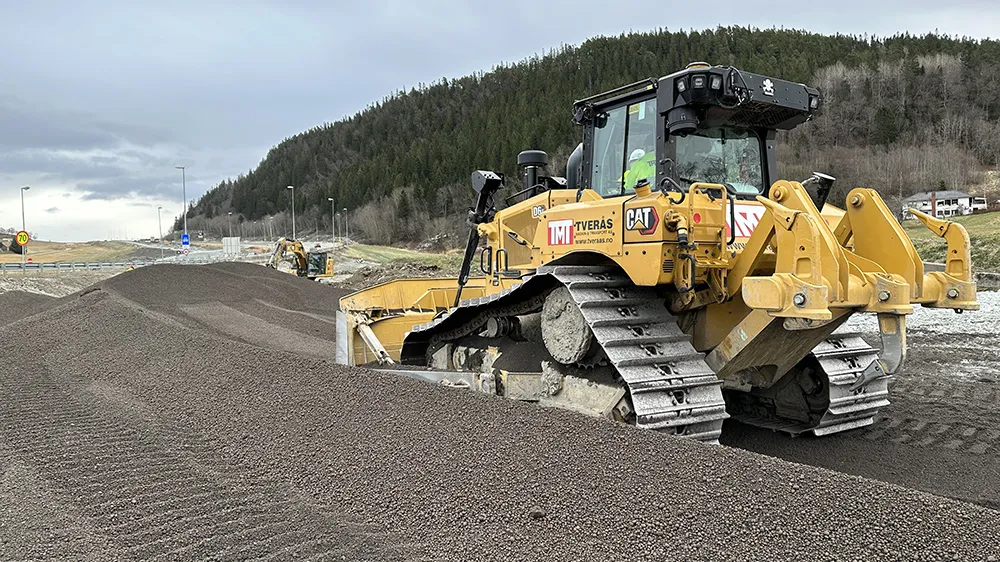 Bulldoser fra Tverås Entreprenør fordeler Leca lettklinker som lettfylling ved veibygging i Norge