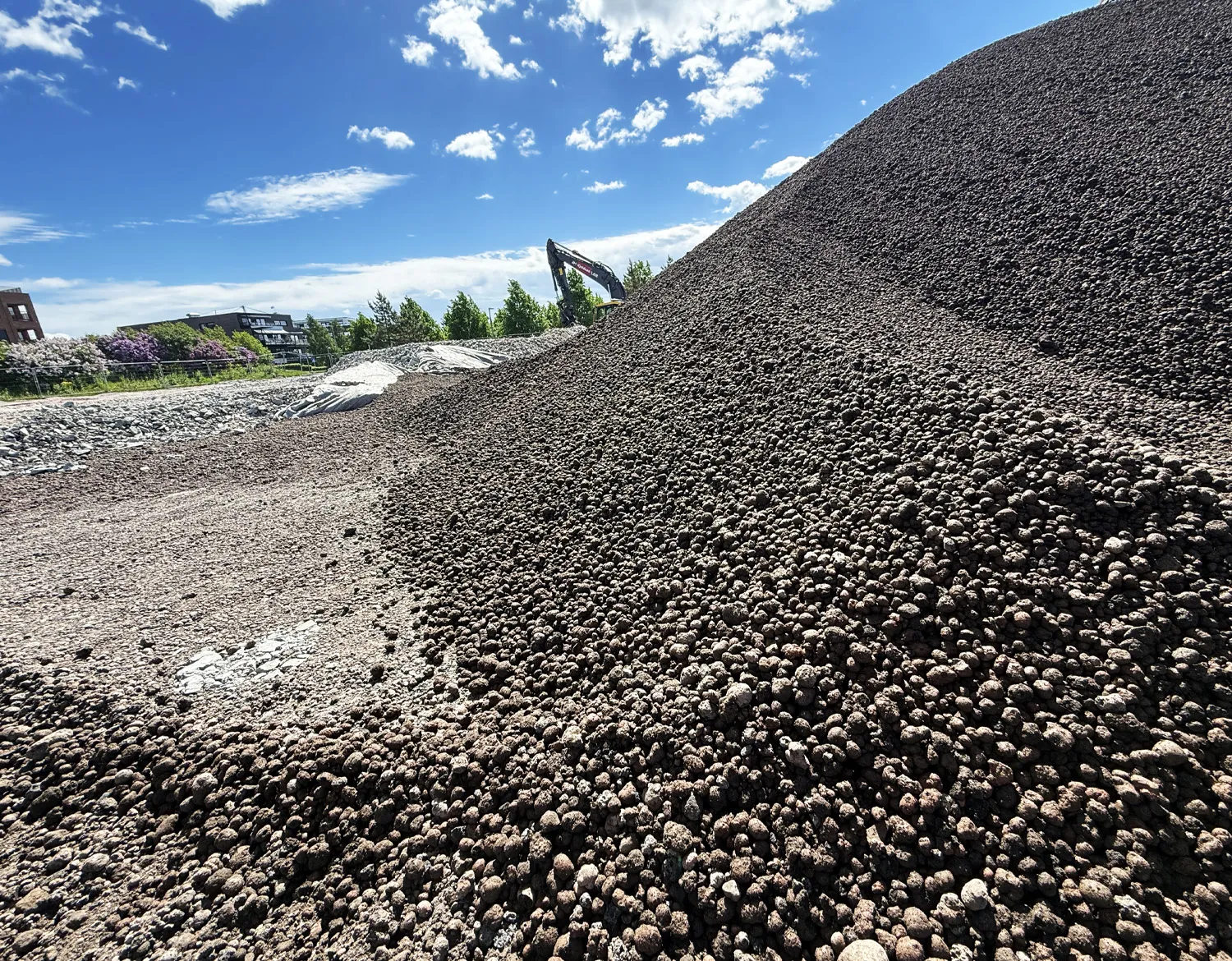 Store hauger med gjenbrukt Leca® Lettklinker på anleggsområde.