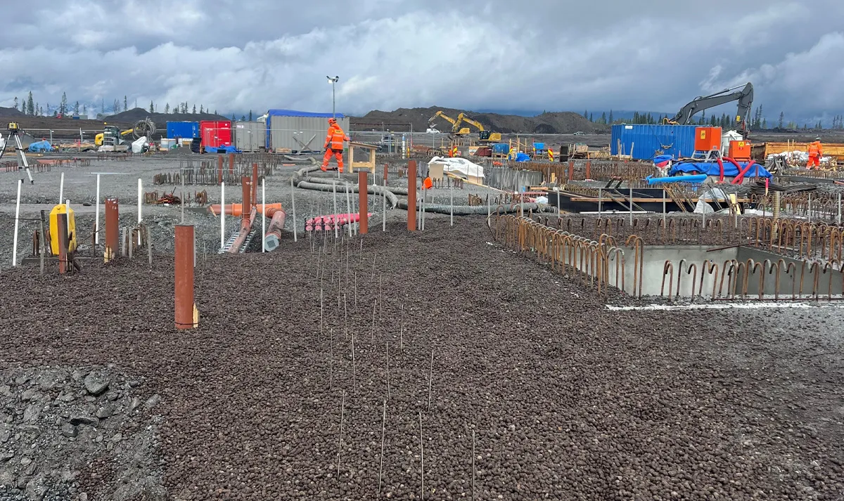Leca® Lettklinker lagt ut rundt rør, armering og tekniske installasjoner ved byggingen av terminalområdet i Mo i Rana.