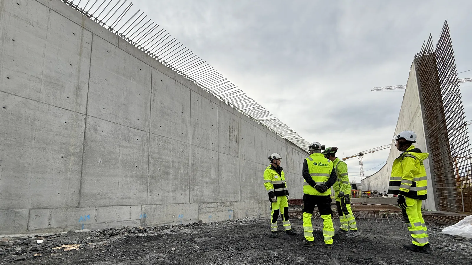 Leca® Lettklinker fylles i 11 meter dyp grøft mellom spunt og betongkonstruksjon på Fornebu stasjon.