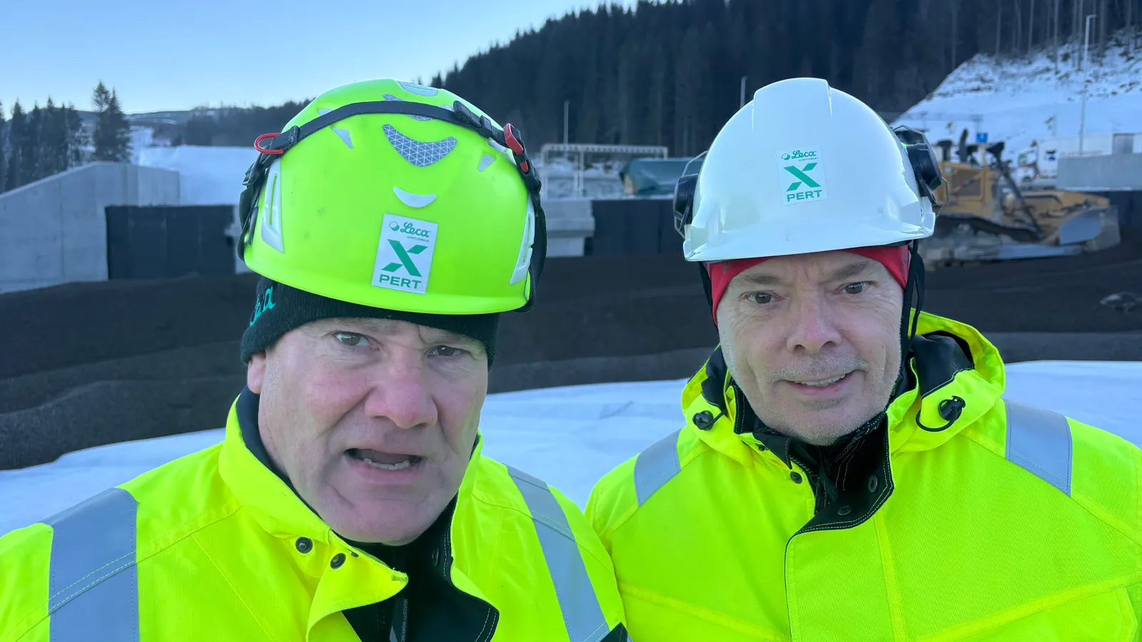 To kursledere fra Leca på anleggsområde under E6-prosjektet i Trondheim. De har verneklær og hjelmer med Leca Xpert-merke etter gjennomført kurs i håndtering av Leca® Lettklinker som lett fyllmasse i henhold til N-200