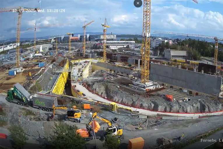 Oversiktsbilde fra byggeplassen på Fornebubanen, med Leca® Lettklinker levert med biogassbil og kraner i bakgrunnen.