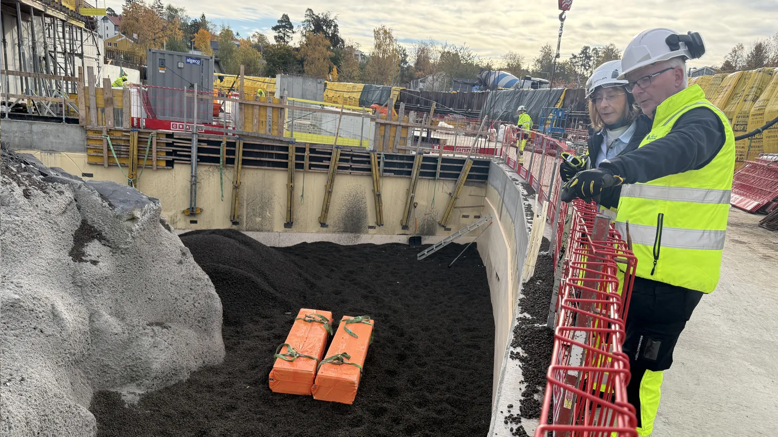 Terje og Doris fra Leca inspiserer Leca®-fylling på Fornebu stasjon.