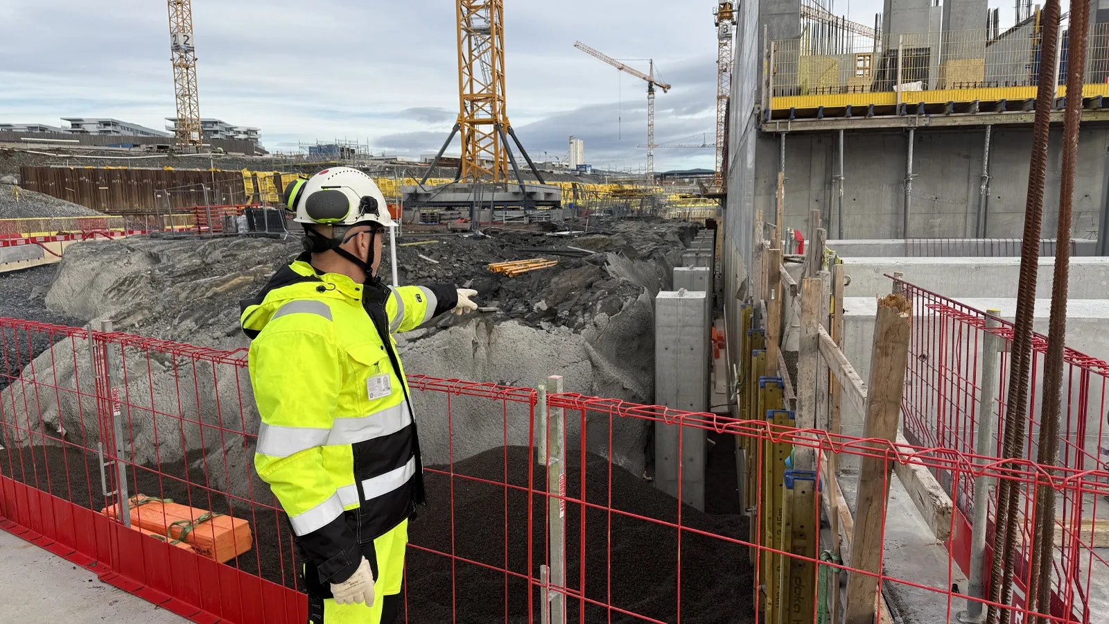 Salgs- og Markedsdirektør Vidar solberg fra Leca peker mot området der Leca® Lettklinker fylles mellom spunt og betongvegg.